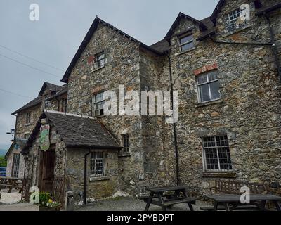 Loch Lomond, Schottland - 05 31 2018: Altes Steinhaus eines typischen Gasthauses in Schottland. Stockfoto