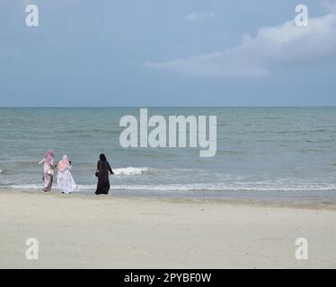 Muslimische Frauen am Strand in Malaysia. Stockfoto