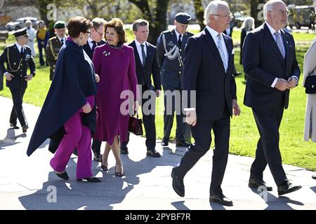 Tallinn, Estland. 03. Mai 2023. Der schwedische König Carl Gustaf, Königin Silvia, Präsident Alar Karis und seine Frau Sirje Karis besuchen das Broken Line Monument, das zum Gedenken an diejenigen errichtet wurde, die auf der Fähre „Estland“ in Tallinn, Estland, am 3. Mai 2023 ihr Leben verloren haben. Der schwedische König Carl XVI Gustaf und Königin Silvia sind auf einem Staatsbesuch in Estland, 2-4. Mai 2023. Foto: Pontus Lundahl/TT-Code 10050 Kredit: TT News Agency/Alamy Live News Stockfoto