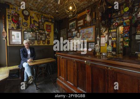 Die Kurzfassung am 12. Oktober 2022 in Bury St. Edmunds, Suffolk, England. Kurz gesagt, es ist der kleinste Pub in England. Kredit: SMP News Stockfoto