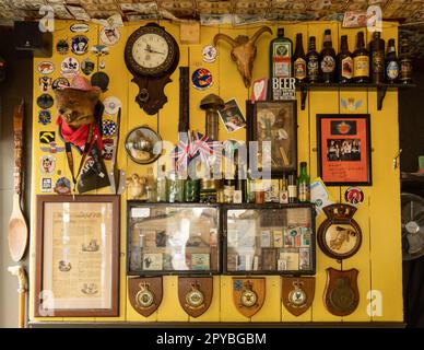 Die Kurzfassung am 12. Oktober 2022 in Bury St. Edmunds, Suffolk, England. Kurz gesagt, es ist der kleinste Pub in England. Kredit: SMP News Stockfoto