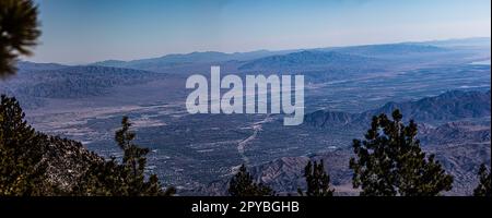 Palm Springs, CA, USA - 1. Dezember 2021: Blick auf die Umgebung von Palms Springs und Salton Sea vom Mt. San Jacinto Stgarte Park Stockfoto