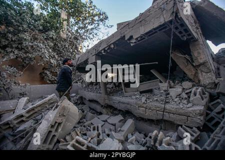 Salfit, Palästina. 03. Mai 2023. Palästinenser inspizieren die Ruinen des Hauses des militanten palästinensischen Palästinensers Mohammad Souf, das von israelischen Truppen im Dorf Haris im Westjordanland abgerissen wurde. Israelische Streitkräfte zerstören das Haus eines palästinensischen Mannes, der bei einem Angriff auf die besetzte Siedlung Ariel im Westjordanland im November 2022 drei Israelis getötet hat. Mohammad Souf, 18, stach auf zwei Menschen ein, Stahl dann ein Auto und rammte es in eine dritte Person, bevor er von israelischen Streitkräften erschossen wurde. (Foto von Nasser Ishtayeh/SOPA Images/Sipa USA) Guthaben: SIPA USA/Alamy Live News Stockfoto