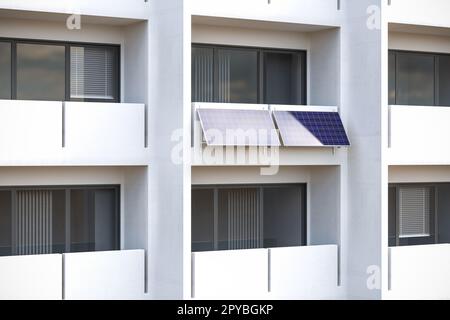 Balconette Kraftwerk in einem unscheinbaren anonymen Apartmentgebäude - 3D-Jahre-Rendering Stockfoto