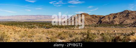 Tahquitz Canyon - Palm Springs, CA, USA: 11. Dezember 2021: Blick vom Indian Canyon auf Agua Caliente. Stockfoto