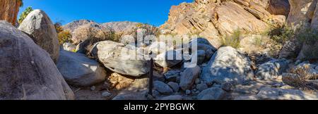 Tahquitz Canyon - Palm Springs, CA, USA: 11. Dezember 2021: Felslandschaften, Wanderwege, Bäche und Ausblicke vom Indian Canyon auf Agua Caliente. Stockfoto