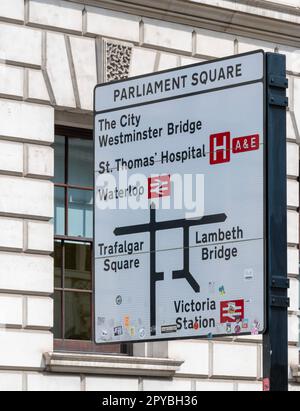 Parliament Square Straßenschild London mit Wegbeschreibung zur Westminster Bridge, Waterloo, St. Thomas's Hospital, Trafalgar Square, Lambeth und Victoria Stockfoto