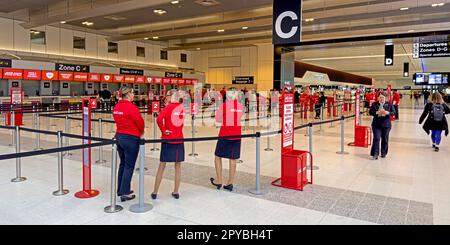 Jet2 Mitarbeiter beim Check-in am internationalen Flughafen Manchester, England, Großbritannien, M90 1QX Stockfoto