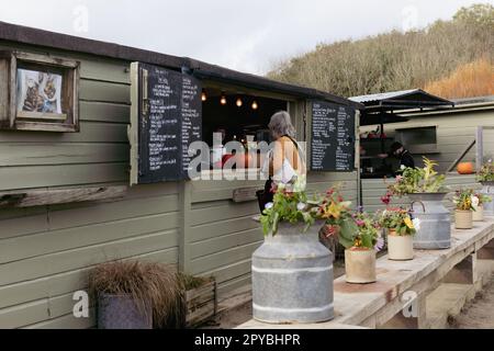 The Hidden Hut am 30. Oktober 2022 in Porthcurnick Beach, Cornwall, England. Kredit: SMP News Stockfoto