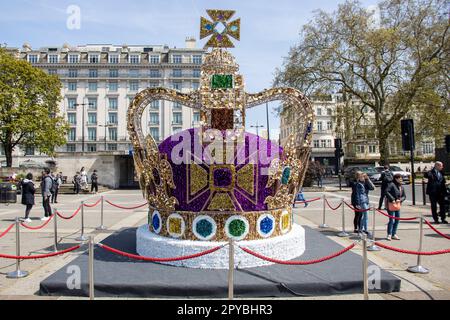 London, Großbritannien. 03. Mai 2023. Crown at Marble Arch zieht Touristen vor dem Krönungstag an. Kredit: Sinai Noor/Alamy Live News Stockfoto