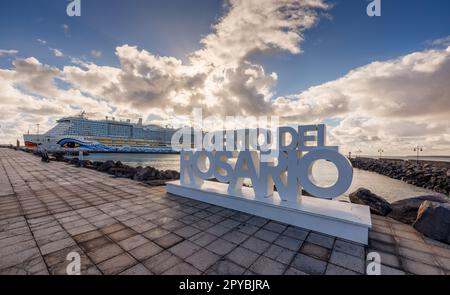 PUERTO DEL ROSARIO, SPANIEN - FEBRUAR 16: (ANMERKUNG: Für dieses Bild wurde ein abgestufter Farbfilter verwendet. Das Bild ist ein digitales Composite mit hohem Dynamikbereich.) Am 16. Februar 2023 in Puerto del Rosario, Spanien, ankert ein Aida-Ozeandampfer am Hafen. Stockfoto