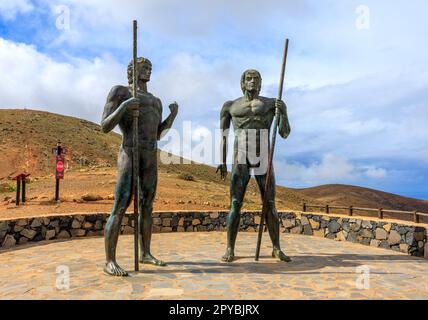 BETANCURIA, SPANIEN - FEBRUAR 16: (HINWEIS FÜR REDAKTEURE: Image ist ein digitaler High Dynamic Range Composite.) Statuen von Guise und Ayose, die ersten Könige von Fuerteventura, werden am Mirador de Guise y Ayose Aussichtspunkt am 16. Februar 2023 in Betancuria, Spanien, ausgestellt. Stockfoto