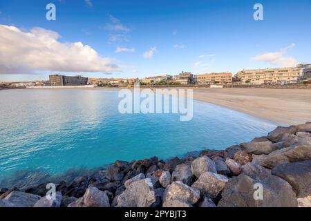 PUERTO DEL ROSARIO, SPANIEN - 16. FEBRUAR: Allgemeiner Blick auf den Strand Playa Chica am 16. Februar 2023 in Puerto del Rosario, Spanien. Stockfoto