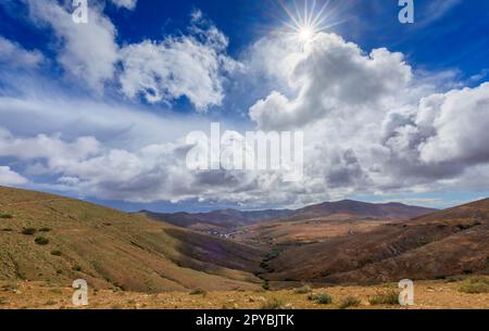 BETANCURIA, SPANIEN - FEBRUAR 16: (ANMERKUNG: Für dieses Bild wurde ein abgestufter Farbfilter verwendet. Das Bild ist ein digitales Composite mit hohem Dynamikbereich.) Die Stadt Betancuria wird vom Aussichtspunkt Mirador Corrales de Guize am 16. Februar 2023 in Betancuria, Spanien, aus gesehen. Stockfoto