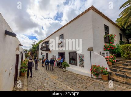 BETANCURIA, SPANIEN - FEBRUAR 16: (HINWEIS FÜR REDAKTEURE: Image ist ein digitaler High Dynamic Range Composite.) Touristen laufen am 16. Februar 2023 in Betancuria, Spanien, in die Altstadt. Stockfoto