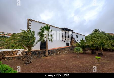 BETANCURIA, SPANIEN - FEBRUAR 16: (HINWEIS FÜR REDAKTEURE: Image ist ein digitaler High Dynamic Range Composite.) Allgemeiner Blick auf Casa del Beneficiado am 16. Februar 2023 in Betancuria, Spanien. Stockfoto