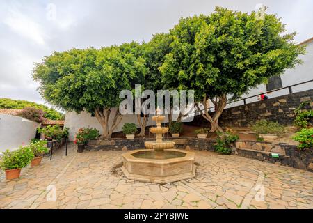 BETANCURIA, SPANIEN - FEBRUAR 16: (HINWEIS FÜR REDAKTEURE: Image ist ein digitaler High Dynamic Range Composite.) Allgemeiner Blick auf den Brunnen am Casas de la plaza Platz am 16. Februar 2023 in Betancuria, Spanien. Stockfoto