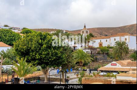 BETANCURIA, SPANIEN - FEBRUAR 16: (HINWEIS FÜR REDAKTEURE: Image ist ein digitaler High Dynamic Range Composite.) Allgemeiner Blick auf die Kirche Iglesia de Santa Maria de Betancuria am 16. Februar 2023 in Betancuria, Spanien. Stockfoto