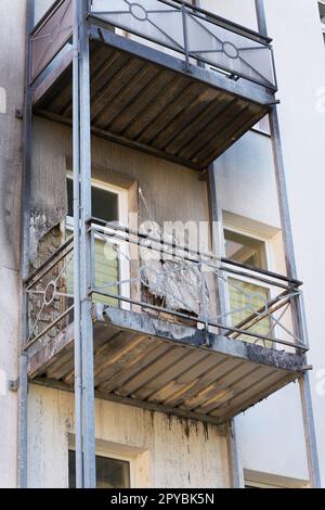 Beschädigte Fassade eines Wohngebäudes nach einem Brand auf dem Balkon in Magdeburg Stockfoto