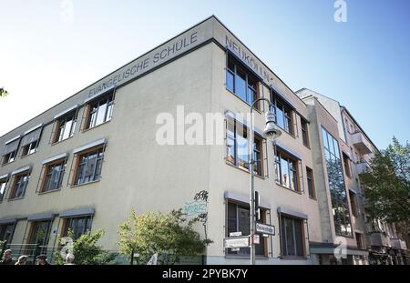 Berlin, Deutschland. 03. Mai 2023. Blick auf eine Schule in Neukölln. Zwei Schulkinder wurden am Mittwoch in einer Schule in Berlin-Neukölln vermutlich von einem Mann verletzt. Einer von ihnen wurde schwer verletzt, der andere ernsthaft, sagte eine Polizeisprecherin am Nachmittag. Kredit: Michael Kappeler/dpa/Alamy Live News Stockfoto