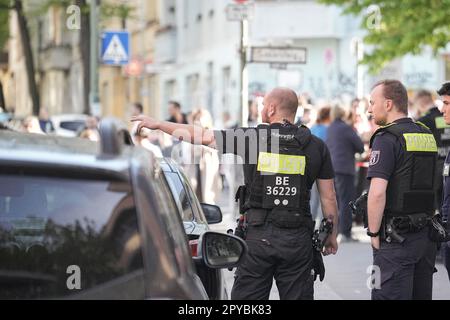 Berlin, Deutschland. 03. Mai 2023. Polizeibeamte stehen vor einer Schule in Neukölln. Zwei Schulkinder wurden am Mittwoch in einer Schule in Berlin-Neukölln vermutlich von einem Mann verletzt. Einer von ihnen wurde schwer verletzt, der andere ernsthaft, sagte eine Polizeisprecherin am Nachmittag. Kredit: Michael Kappeler/dpa/Alamy Live News Stockfoto