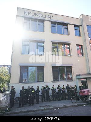 Berlin, Deutschland. 03. Mai 2023. Polizeibeamte stehen vor einer Schule in Neukölln. Zwei Schulkinder wurden am Mittwoch in einer Schule in Berlin-Neukölln vermutlich von einem Mann verletzt. Einer von ihnen wurde schwer verletzt, der andere ernsthaft, sagte eine Polizeisprecherin am Nachmittag. Kredit: Michael Kappeler/dpa/Alamy Live News Stockfoto