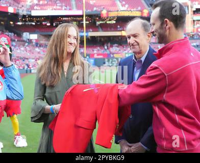 St. Louis, Usa. 02. Mai 2023. St. Louis Cardinals President Bill DeWitt III (R) präsentiert der Tochter des verstorbenen Catchers und Hall of Fame-Mitglieds Tim McCarver, Kathy, die rote Jacke der Cardinals Hall of Fame, wie Bill DeWitt Jr. vor dem Start der Los Angels-St. Louis Cardinals Baseballspiel im Busch Stadium in St. Louis am Dienstag, den 2. Mai 2023. McCarver, ebenfalls ein langjähriger Sender, starb am 16. Februar 2023 im Alter von 81 Jahren. Foto: Bill Greenblatt/UPI Credit: UPI/Alamy Live News Stockfoto