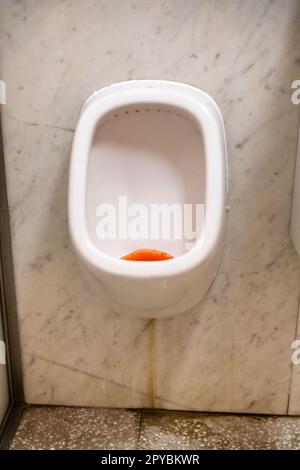 Urinal in den Männertoiletten, London England Stockfoto