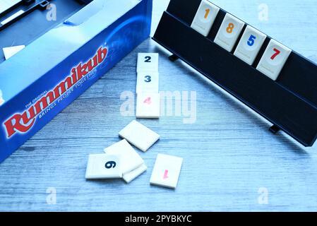 Lublin, Polen. 02. Mai 2023. Logisches Rummikub-Brettspiel mit Zahlensteinen. Stockfoto