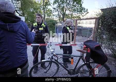 Berlin, Deutschland. 03. Mai 2023. Polizisten stehen im abgesperrten Bereich einer Schule in Neukölln. Zwei Schulkinder wurden am Mittwoch in einer Schule in Berlin-Neukölln vermutlich von einem Mann verletzt. Einer von ihnen wurde schwer verletzt, der andere ernsthaft, sagte eine Polizeisprecherin am Nachmittag. Kredit: Michael Kappeler/dpa/Alamy Live News Stockfoto