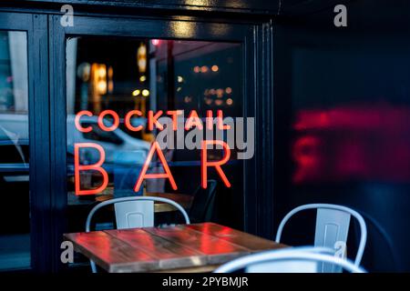 Cocktailbar im Neonlicht in London Stockfoto