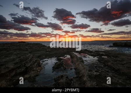 Punta Plana Sea Quarry, im Hintergrund Fishermen’s Huts and Beacon, S'Estalella, Estanyol, llucmajor, mallorca, balearen, spanien, europa Stockfoto