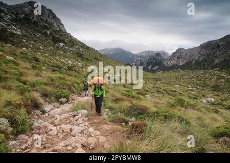 Escursionista ascendiendo el comellar del Prat. Escorca, sierra de tramuntana, Mallorca. Die Balearen. Spanien. Stockfoto