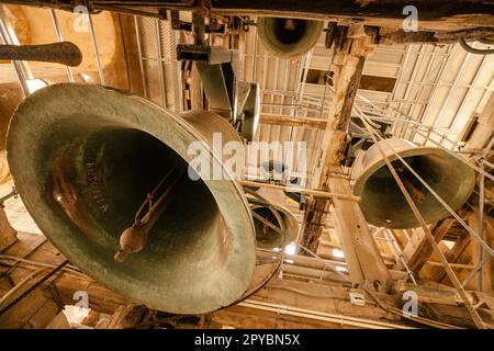 Glocken auf dem Glockenturm aus dem 15. Jahrhundert, die Kathedrale von Mallorca , das 13. Jahrhundert, das historisch-künstlerische Denkmal, Palma, mallorca, balearen Stockfoto