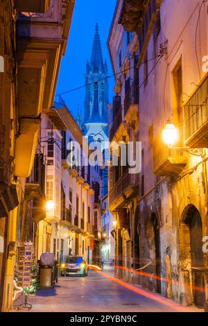 Morey Street und Glockenturm der gotischen Kirche Santa Eulàlia, 14.-19. Jahrhundert, Mallorca, Balearen, Spanien Stockfoto