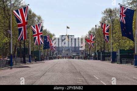 London, Großbritannien. 3. Mai 2023 Flaggen von Commonwealth-Ländern und Union Jacks schmücken die Mall, die zum Buckingham Palace vor der Krönung von König Karl III. Führt Kredit: Vuk Valcic/Alamy Live News Stockfoto