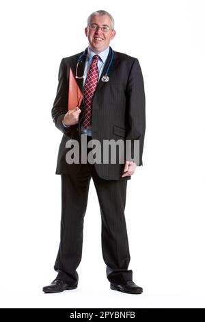 Mediziner: Lächelnder Arzt. Das Studio-Porträt eines freundlichen, klug gekleideten Facharztes. Aus einer Reihe von zugehörigen Bildern. Stockfoto
