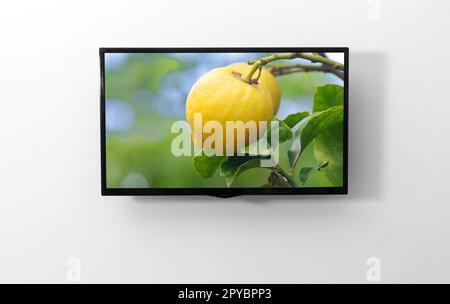 TV-Monitor an der Wand Stockfoto