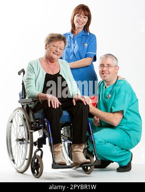 Medizinische Fachkräfte: Patientenversorgung. Eine Seniorin, die professionelle Beratung und Zusicherung von medizinischem Personal erhält. Aus einer Reihe von zugehörigen Bildern. Stockfoto