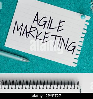 Text mit Inspiration Agile Marketing. Präsentieren Sie die Bemühungen des Teams, die dem Endkunden einen Mehrwert bieten Stockfoto