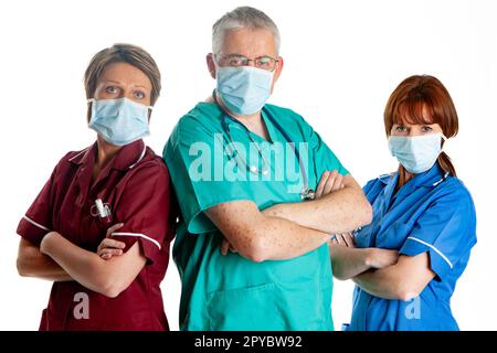 Medizinische Fachkräfte: Medizinisches Team. Ein zuversichtliches Arzt- und Krankenpflegeteam in heldenhafter Haltung. Aus einer Reihe von verwandten Bildern, isoliert auf weiß. Stockfoto