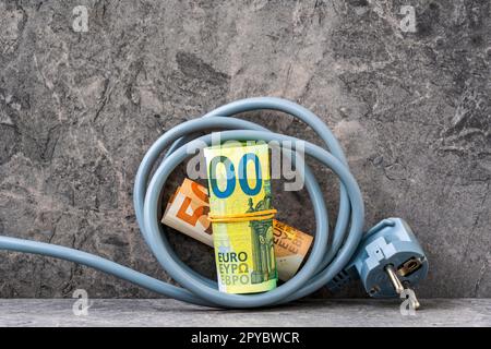 Elektrokabel mit Euro-Währungsrollen Stockfoto