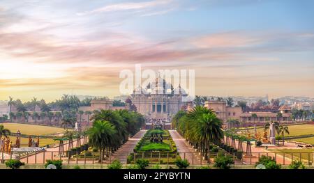 Blick aus der Vogelperspektive auf den Swaminarayan Akshardham Complex bei Sonnenuntergang, Delhi, Indien Stockfoto