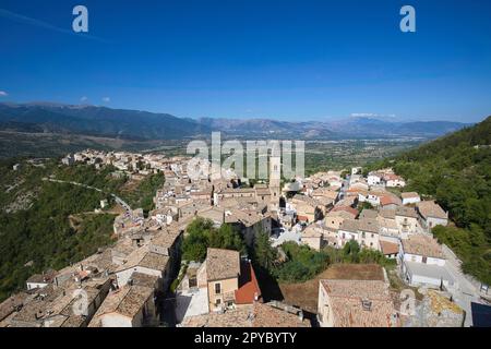 Blick von einem Turm der Burg Cantelmo-Caldora bis nach Pacentro in der Provinz L'Aquila in Italien. Stockfoto