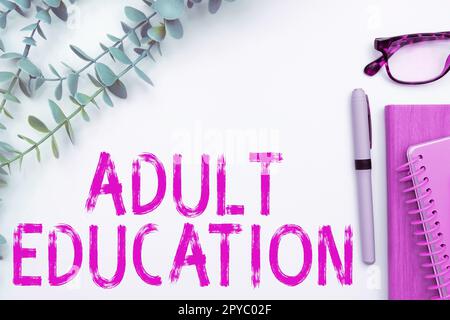 Schild mit der Aufschrift „Erwachsenenbildung“. Ein Wort über Bildungsprogramme für Erwachsene, die nicht zur Schule gehen Stockfoto