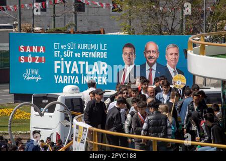 3. Mai 2023: Eine Reklametafel in Istanbul, Türkei, am 3. Mai 2023 mit Fotos des Parteiführers und Präsidentschaftskandidaten Kemal Kilicdaroglu, des Bürgermeisters von Istanbul Ekrem Imamolu und des Bürgermeisters von Ankara Mansur Yavas. Am 14. Mai 2023 finden in der Türkei Parlamentswahlen statt, um den Präsidenten der Türkei und die Parlamentswahlen zu wählen. (Kreditbild: © Tolga Ildun/ZUMA Press Wire) NUR REDAKTIONELLE VERWENDUNG! Nicht für den kommerziellen GEBRAUCH! Stockfoto