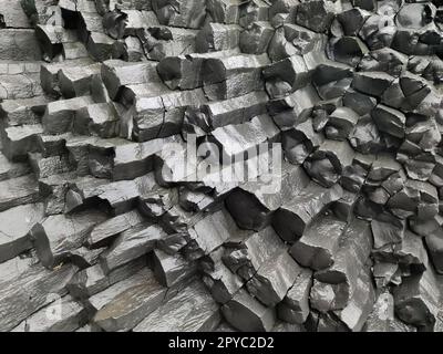 Fantastische Basaltfelsen am endlosen Black Beach von Island. Stockfoto