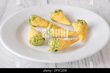 Tortilla-Chips mit Guacamole Stockfoto