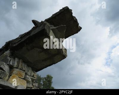 Schöne drachenförmige Steinmauer, die aus der Erde kommt Stockfoto