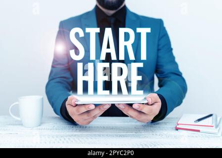 Konzeptionelle Beschriftung: Beginnen Sie hier. Konzeptfoto, das jemandem sagt, dass dies der Ausgangspunkt für den Weg vom Ziel ist Stockfoto